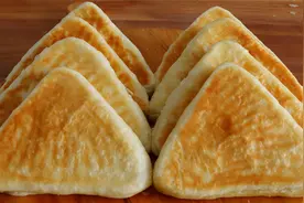 咸味发面饼，外面三角形里面还分层，外酥里软适合新手制作