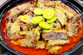 餐厅火爆的牛腩煲做法，酸辣鲜香，闻着就流口水太香了