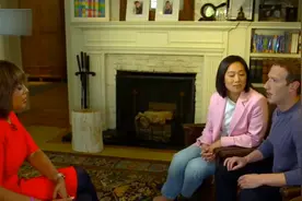 脸书老板扎克伯格夫妇在豪宅客厅受访：我们回到家还是会工作的视频封面