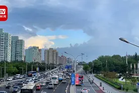 罕见！北京上空乌云包裹“手指”状明亮白云引路人围观