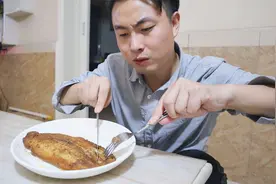 香煎巴沙鱼，煎到两面金黄，一口下去外酥里嫩嘎嘣脆，好吃还没刺视频封面