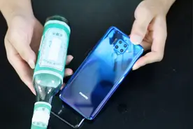 花露水和手机放在一起，没想到这么厉害，解决了很多人的烦恼视频封面