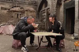 老公要出去喝酒，媳妇给用啤酒煮方便面，吃饱了也喝好了视频封面
