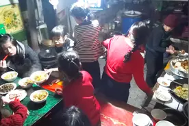 山西农村一家人土炕上吃饭，20多平米小屋挤了12个人，真热闹视频封面