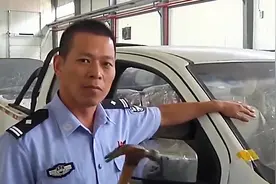 传奇：榔头敲不碎车前挡风玻璃，但不系安全带，人闹却能轻松砸破