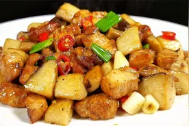 鸡胸肉和杏鲍菇是绝配，简单一炒，鲜香味美，好吃营养又低脂