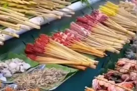 女子在西双版纳旅游遇路边摊刺客，当事人：3荤3素6串烧烤花130元视频封面