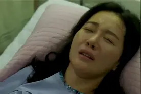 好尴尬，女人生孩子遇到男实习医生轮流给她做检查，让她无地自容视频封面