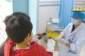 手握不锈钢筷子插入插座,4岁女童触电深度烧伤,面临多次手术治疗视频封面