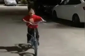 孩子刚学会骑车不会停，骑虎难下的他被迫兜圈，家长看后笑疯视频封面