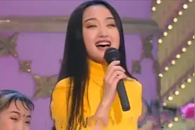 年轻的杨钰莹太美了！凭借《轻轻的告诉你》登央视春晚，颜值巅峰视频封面