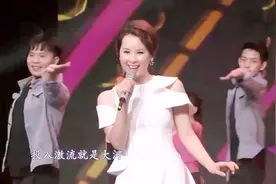 王雅洁-《小小的我》，欢快节奏唱起老歌的回忆！视频封面