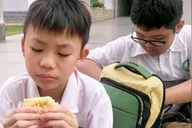 乐乐的期末考试成绩出来啦，意料之中，还得那么多奖状，不错了