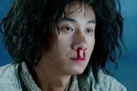 小伙子火气挺大，见了美女直接喷鼻血，看着太好笑了！视频封面