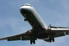 近距离观看飞机降落，看到了飞机的大肚子视频封面