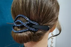 3步轻松扎好贵妇发型，发型简单经典还利落，干净显年轻