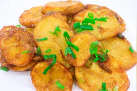 厨师长分享土豆的简单吃法，扔锅里直接红烧，土豆软糯入味