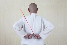 养胃“王牌”动作，1招让你和胃调中，去湿消积，男女老幼都能用