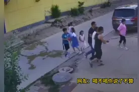 天津人有多热情？大爷吃完饭遛弯路过，被邻居架着又喝了一顿。视频封面
