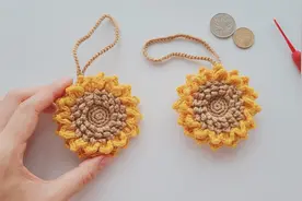 向日葵装饰花朵，钩针包包挂件，背面有装硬币零钱的小口袋视频封面