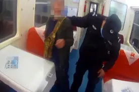 醉酒男子列车上随地小便殴打乘警 被行拘15日罚200元视频封面