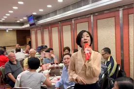 歌手小龙女在酒店演唱《你在我心中》，观众听了好暖心，吃饭也香视频封面