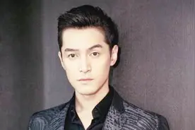 胡歌妈妈抗癌30年去世，追悼会于上月举行，胡歌9字怀念让人泪奔视频封面