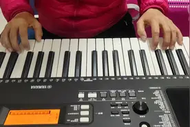 从零起步学练电子琴《童年》音色长笛，节奏乡村音乐，速度100。