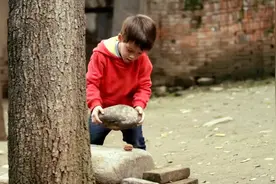爷爷盘了十几年的核桃，被小孙子用门夹坏了，这核桃还能补脑吗？视频封面