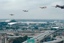 繁忙的长沙黄花机场，飞机刚降落，另一架又起飞，还有磁悬浮出站
