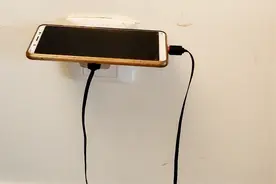 手机充电时，这3件事是万万不可做的，每一件都特重要，别忽视视频封面