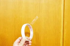 家具上粘上双面胶难清理？用它抹一抹，双面胶一撕就掉，太实用了视频封面