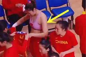 中国女篮李梦不顾忌，场边当众换球服，网友：一点不把观众当外人视频封面