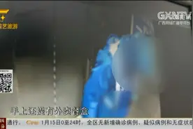 重庆：外卖小哥电梯内小便 监控拍下全过程视频封面