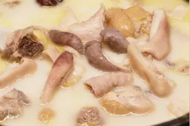 1个猪肚，半边鸡肉，教你一道广东猪肚鸡汤，汤汁鲜浓如牛奶