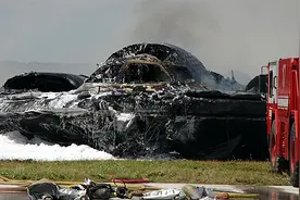 B2轰炸机起飞时失控，坠毁在跑道上，空难浩劫纪录片视频封面