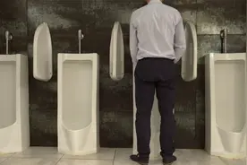 喝啤酒后频繁上厕所，是肾有问题吗？男科医生：答案或正好相反视频封面
