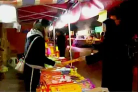 爆竹售卖点烧烤摊“比肩为邻” 安全吗？视频封面