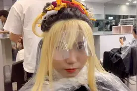 四川幺妹坐飞机来上海换发型，初体验挂耳染，新发色直呼爱了爱了视频封面