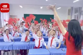 河南舞蹈老师和学生用课桌舞为祖国庆生：祝祖国妈妈，生日快乐！视频封面