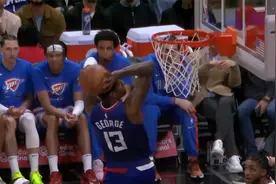 NBA精彩时刻：华丽！乔治空切接球空中转体360度暴扣视频封面