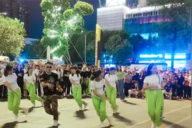 成都万达，网红东哥演绎抖音最火广场舞，上千观众围观，快来看看视频封面