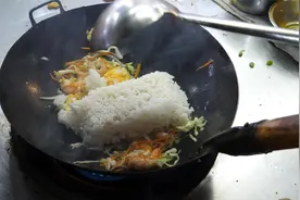 一份虾仁蛋炒饭 老板足足炒了4分钟，炒的粒粒干香，老板真讲究！