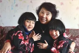 10年前，那位60岁高龄母亲拼死生下双胞胎女儿，现在怎样了？视频封面