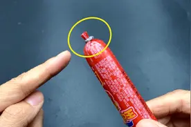 原来火腿肠金属环下有个“小机关”，轻轻一拉完整打开，真是实用视频封面