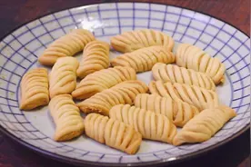 这是烤箱版花生酥的做法，花生酱不能少，又香又酥，甜而不腻