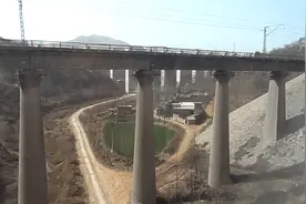 记录陇海铁路河南三门峡至洛阳段，列车过庙沟开往郑州方向。视频封面