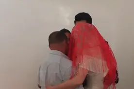 湖南一姑娘出嫁，和爸妈抱成一团，哭得好伤心视频封面