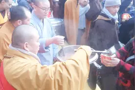 少林寺方丈释永信现场施粥，上万份腊八粥秒空视频封面