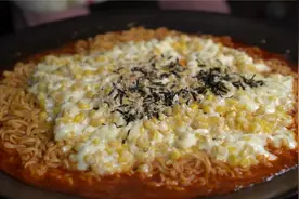 把准备好的玉米芝士加入火鸡面中，甜辣的搭配让人食欲大开！视频封面